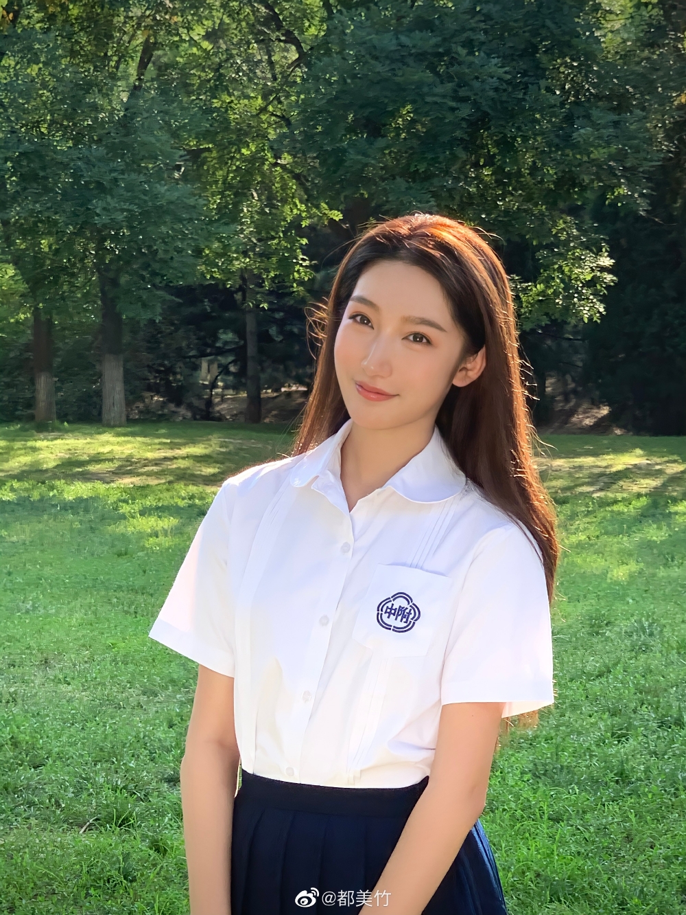 雖然都美竹喺微博以千字文怒轟吳亦凡，但其實並未有報警，實際上係吳母報警想告都美竹，點知公安一調查就牽扯出吳亦凡疑與未成年少女發生關係等9宗罪