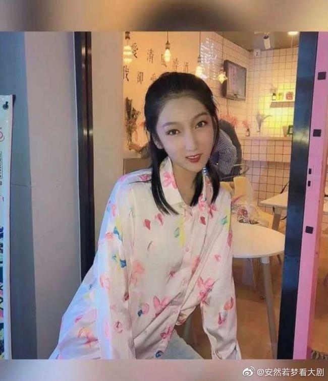 都美竹其中一張舊照就顯然係P圖過度,下巴尖得太誇張