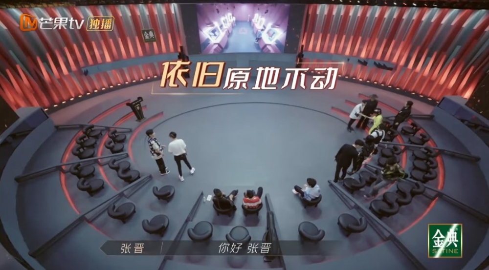 張晉(右上白衫)正同其他人握手;黃貫中(紅白間條衫)依然坐喺度!