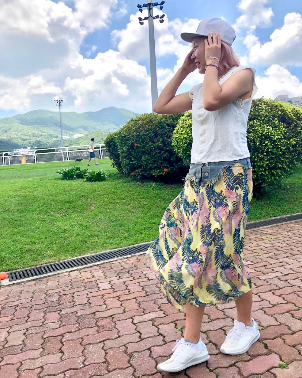 蘇慧音曾多次染了一頭粉紅色頭髮。