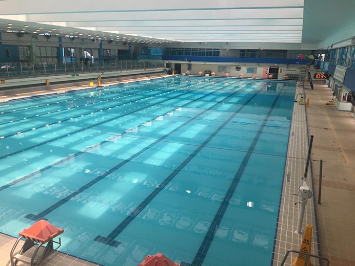 摩理臣山游泳池。