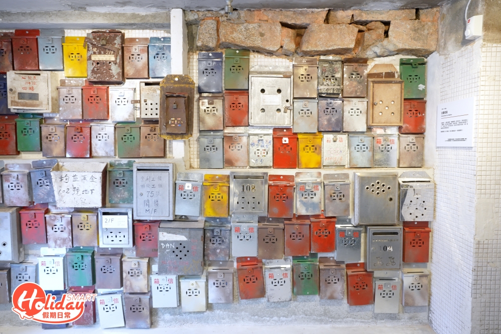 館內陳列由50年代至90年代林林種種的舊物品,包括木櫳、舊式電風扇、通花鐵閘、白鐵信箱、縫紉機、電飯煲、唱盤以及一些兒童小時候的玩物。