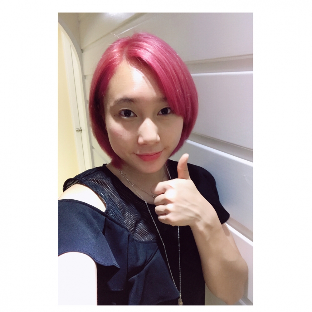 蘇慧音曾多次染了一頭粉紅色頭髮。