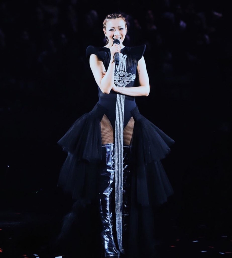 鄭秀文在2019年《#FOLLOW Mi世界巡迴演唱會2019》香港站的造型。