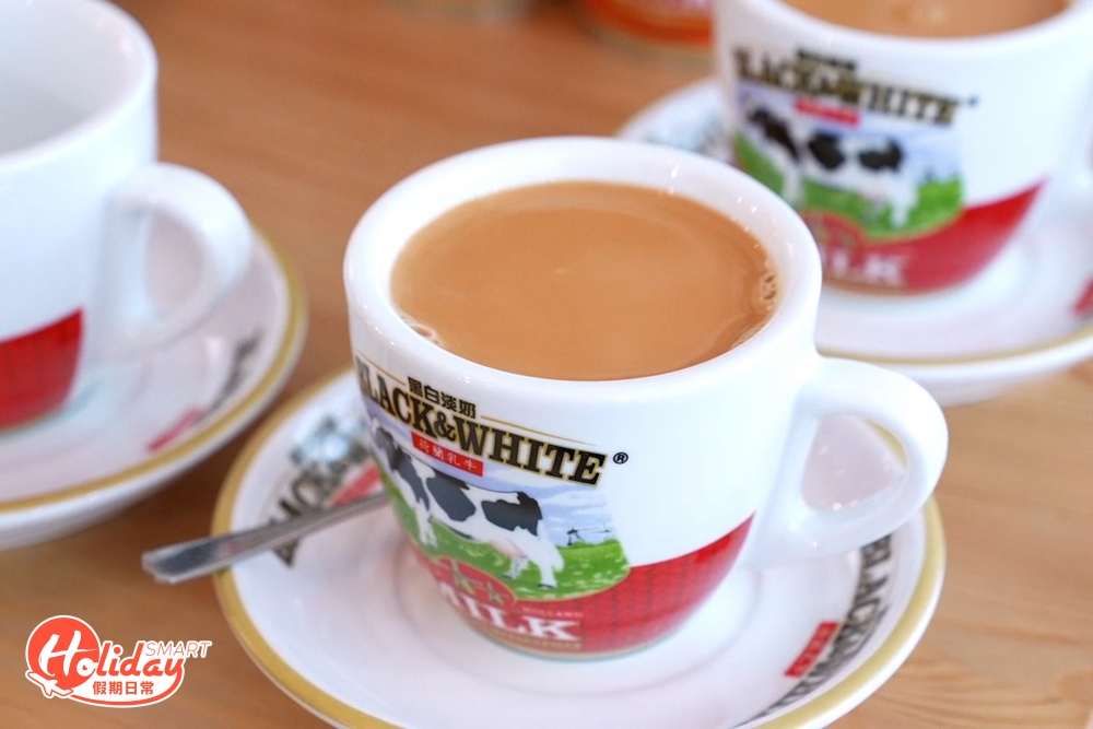 港式茶餐廳最具代表的食物，絕對是那杯入口香滑濃厚的港式奶茶。