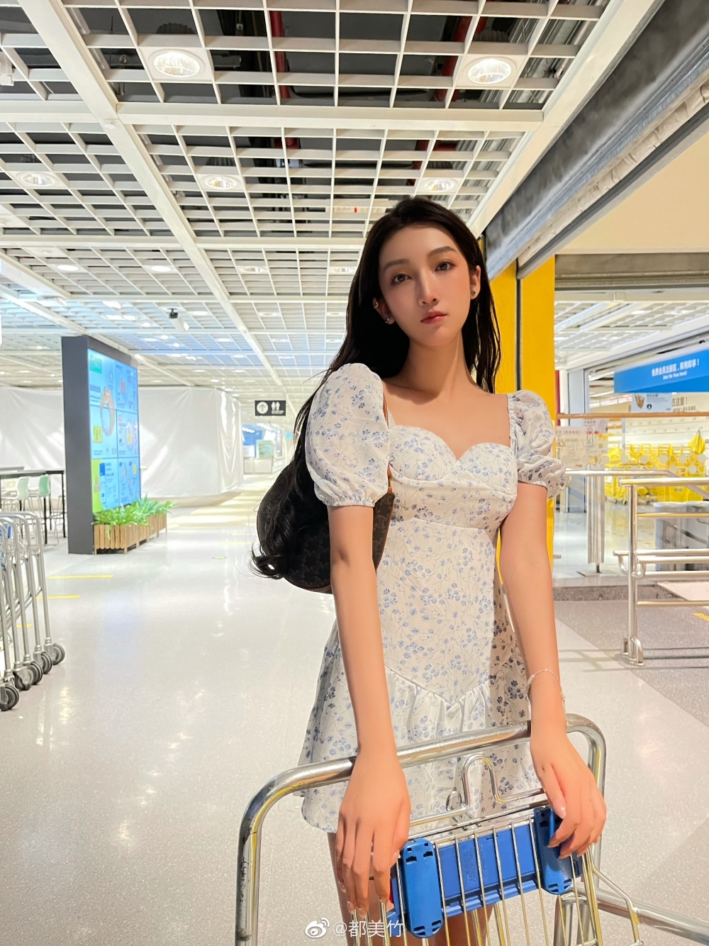 網紅都美竹指佢假借選藝人為由,實則灌醉出席酒局嘅網紅、女藝人,「選妃」潛規則。