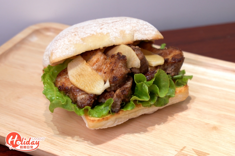 秘制慢煮豬腩肉包豬腩肉肥瘦均勻，經煎香後軟腍入味，豬腩肉上加了幾片浸過醋的蘋果減膩