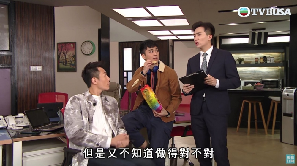 點知佢老闆開始安排事主一個人工作,喺佢做嘢嘅時候,其他同事就喺茶水間齊齊開party,細聲講大聲笑