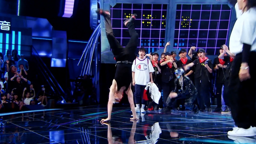 「狂熱小子」都有地板動作，仲有倒立添！