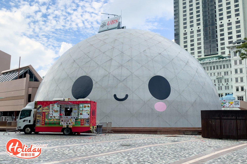 尖沙咀香港太空館蛋形外牆貼上FriendsWithYou角色的「招牌」笑臉,將原本平平無奇的月亮,搖身一變成為巨型「微笑菠蘿包」