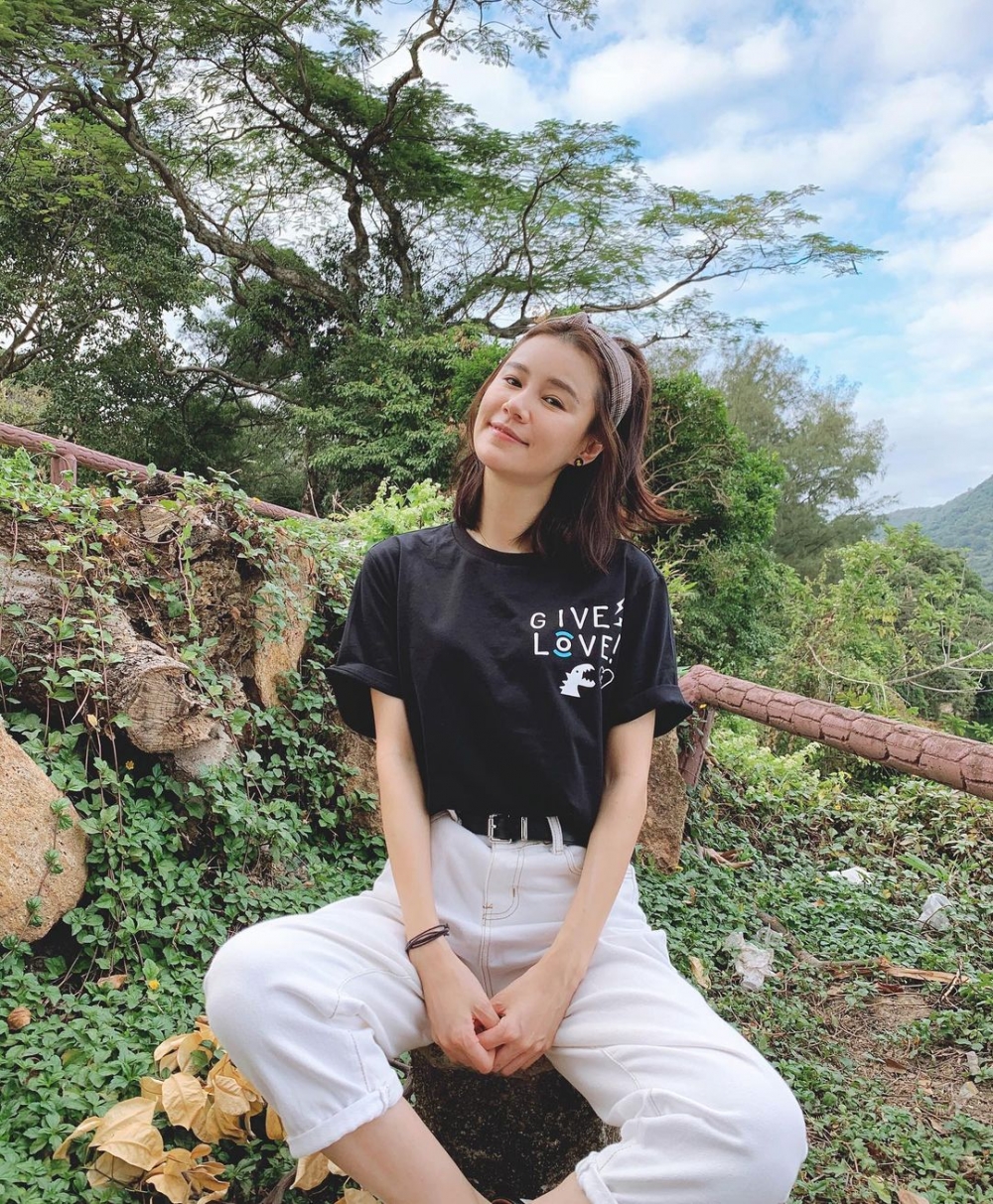 黃翠如一家本身住木屋區,喺公司上市後黃翠如曾喺Facebook大讚爸爸由賣魚小販做到地盤工人
