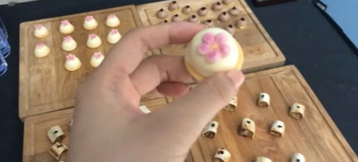 鄒雅琦免費享用拍賣夜場中嘅高級點心。