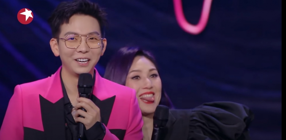 楊千嬅最後未有選擇同胡夏合作,露出搞怪表情!
