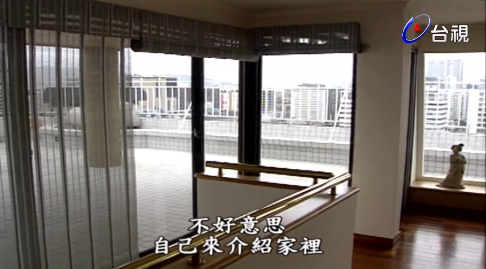 客廳出面係大陽台。