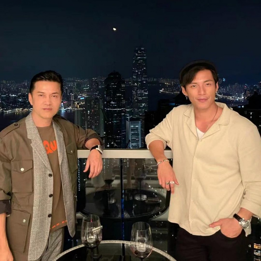 黃俊豪同前輩呂良偉飲酒談心