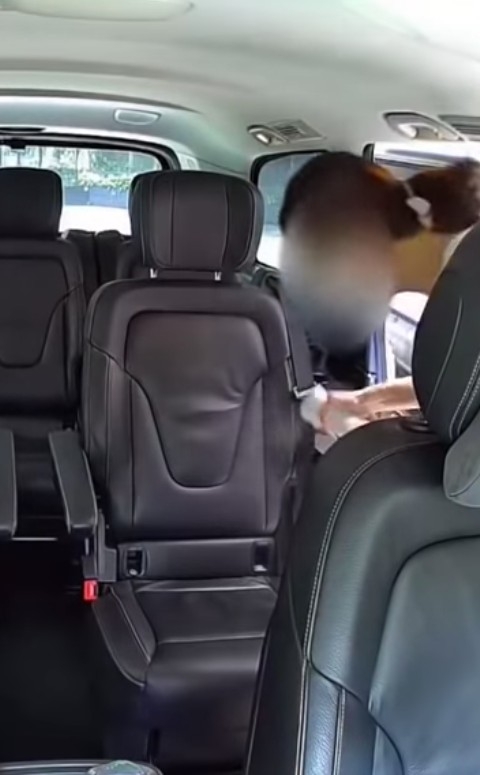 最近網上流傳一條影片,片中一位女士正登上一架七人車,佢一上車即用手上嘅噴劑噴均車廂嘅座椅