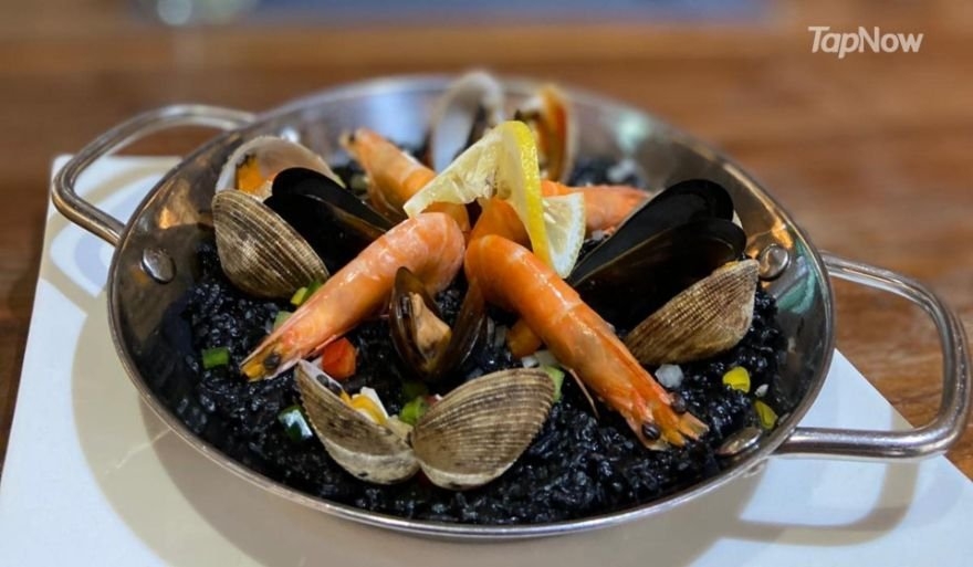 法式野菌烤雞卷配黑蒜墨汁