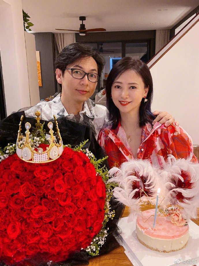 翁虹丈夫好有老婆心,送出紅玫瑰與皇冠。