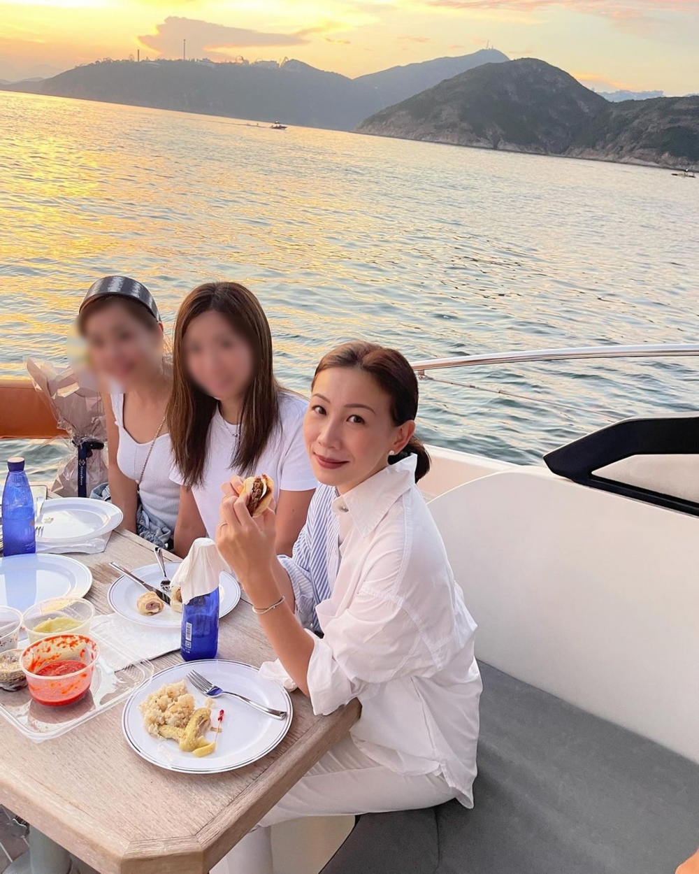 區文詩與好友喺遊艇上開party