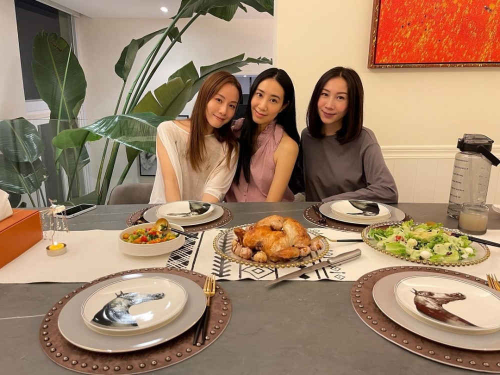 Angela與Cookies留底嘅4位人氣成員Stephy鄧麗欣、Kary吳雨霏、Theresa傅穎、Miki楊愛瑾都有保持聯絡