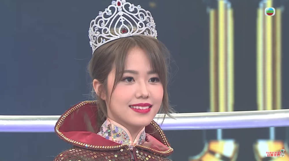 今年嘅后冠與之前明顯唔同，用上全新設計，仲首次加入紅寶石