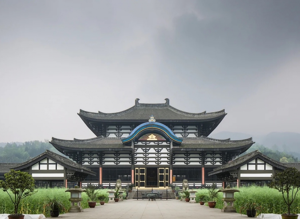 近日有網民發現四川省峨眉山亦出現咗好有日本特色嘅寺廟
