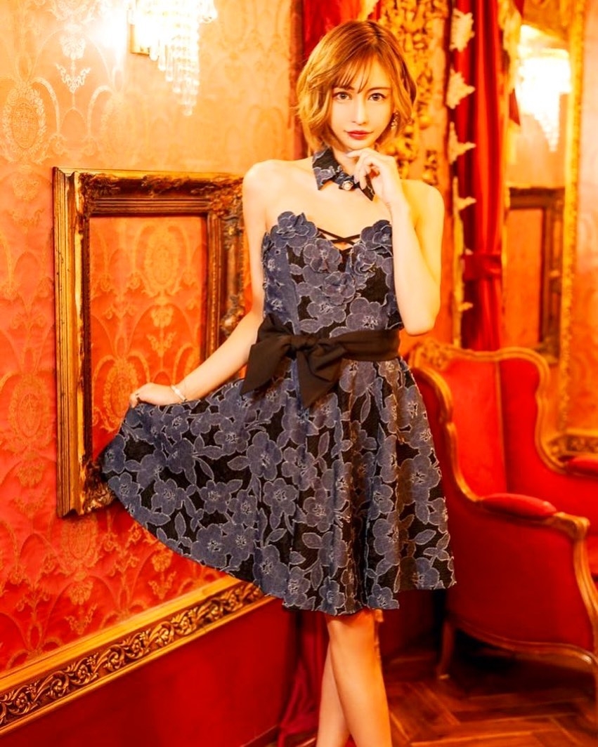 櫻井整形後成為了一名陪酒女及網紅。