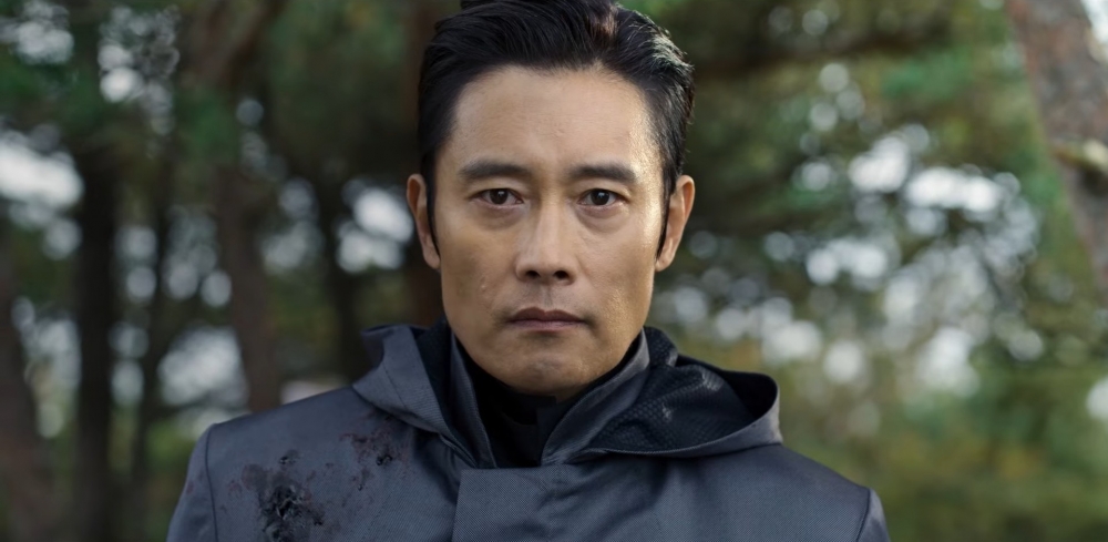 一直戴著黑面具的遊戲負責人,竟然是由李秉憲飾演失蹤多時的黃仁昊,究竟他在獲勝之後發生過什麼事?