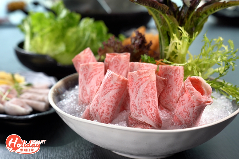 火鍋店提供近百款配料,肉類方面有手切封門柳和安格斯肥牛等,其中必食日本鹿兒島A4和牛,油花分布平均,輕灼數秒便可。