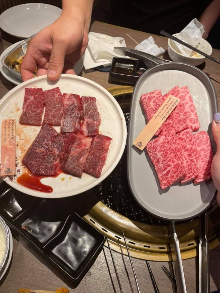 食客將質素參差嘅牛肉同埋單後補償嘅嘅靚牛作對比