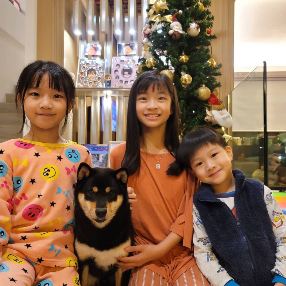 陳琪非常用心裝飾屋企,聖誕節時就會擺放聖誕樹俾小朋友打卡~