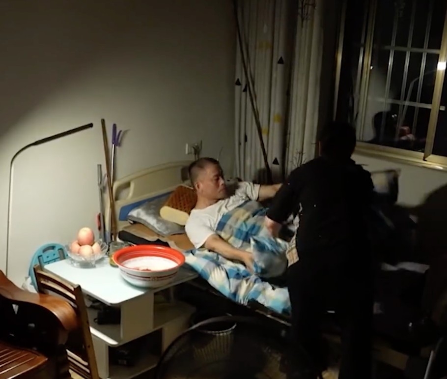 周玉英唔止要照料癱瘓丈夫同女兒,仲要工作賺錢,劉豪瑾深感自己拖累咗妻子,主動提出要離婚