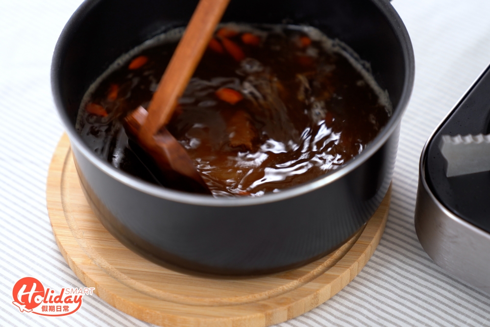不斷搞拌直至材料完全溶化,冷藏備用即可。