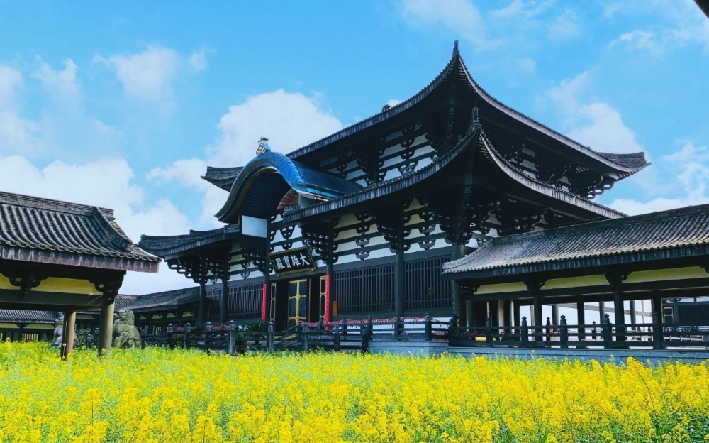 位於峨眉山嘅光明寺建於唐宋年間,於2010年恢復重建,經過6年建設建成。
