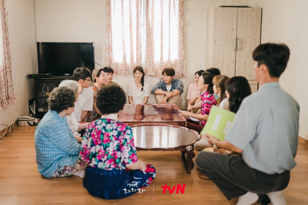 《海岸村恰恰恰》中的小鎮居民各有特色,很可愛溫暖~