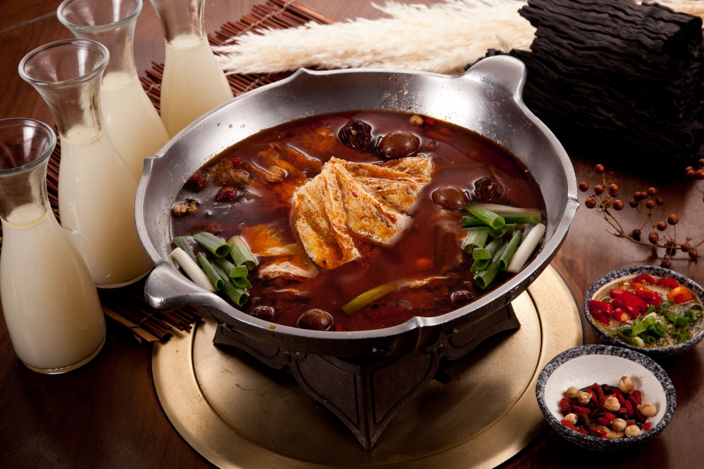店內另一賣點便是無限任食台灣直送麵包豆腐及鴨血,兩款配料吸盡湯底精華。