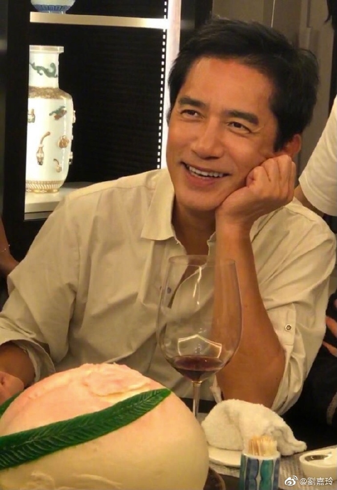 劉嘉玲今年罕有地上載梁朝偉生日照!
