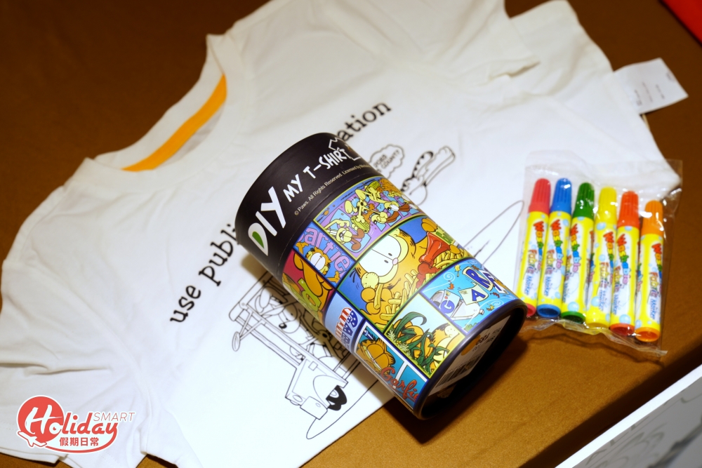 其中精品包括加菲貓DIY T-shirt、斜揹袋、文具、購物袋等，大人小朋友都適合。