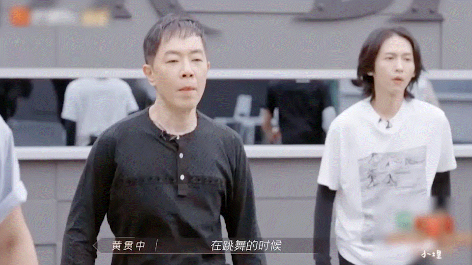 隊員們亦十分細心,親自教導黃貫中令佢熟悉舞步!