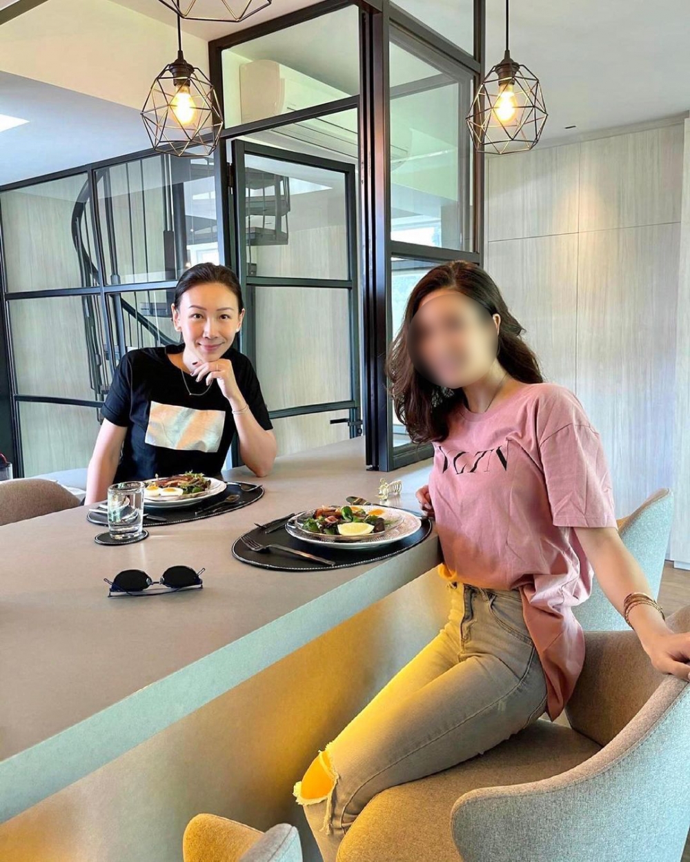 區文詩家中有吧枱招呼好友
