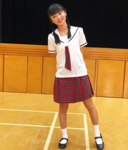 羅毓儀本身就已經睇落十分年輕,所以穿上校服就更加冇違和感!