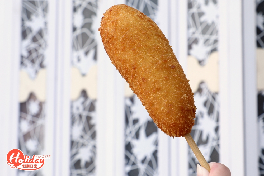 其中特別推介芝士韓式熱狗棒，外層炸到脆卜卜，裏面是鬆軟的麵包，包裹著香腸和芝士。