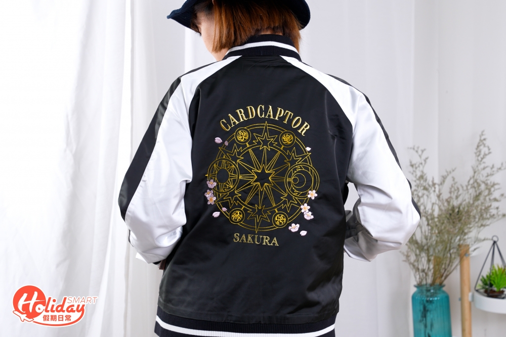 至於成人服飾系列,櫻花魔法陣刺繡棒球外套及幻彩印花設計Tee。