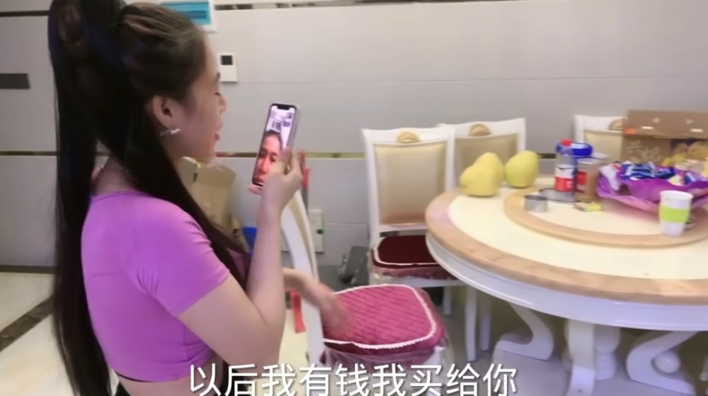 「紫霞」細心咁向母親介紹家中嘅環境!