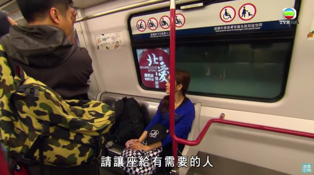 網友表示自己星期六搭港鐵返工,佢因為要照顧家中嘅小baby,成個人都好攰,坐喺標示為關愛座隔離座位嘅佢為免坐過站,於時就玩下手機。