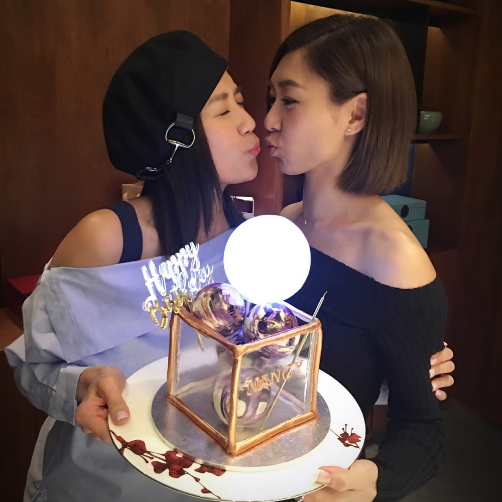 胡定欣生日時收到3D月亮玻璃盒蛋糕~