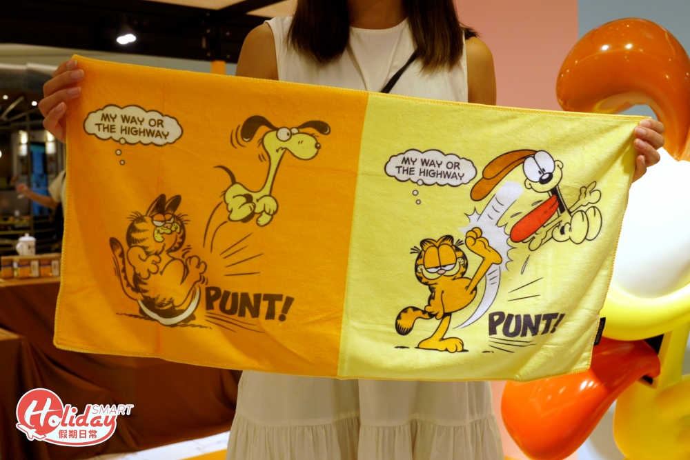 其中精品包括加菲貓DIY T-shirt、斜揹袋、文具、購物袋等，大人小朋友都適合。