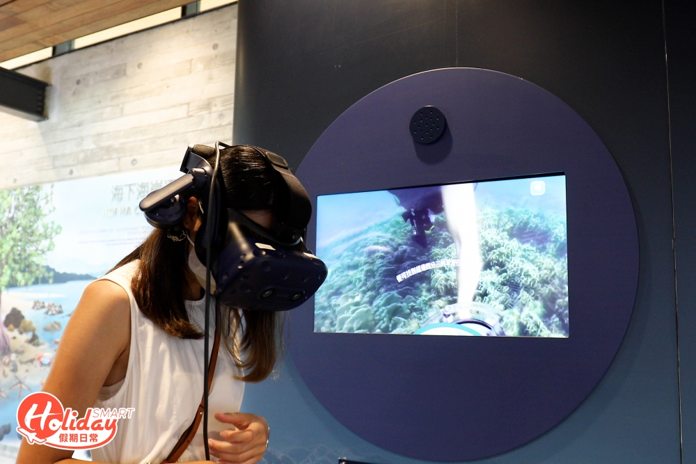 展覽首設VR設施「向海底出發」,戴上VR眼鏡潛入虛擬水底,即使不懂游水都可以360度欣賞香港的海底世界。