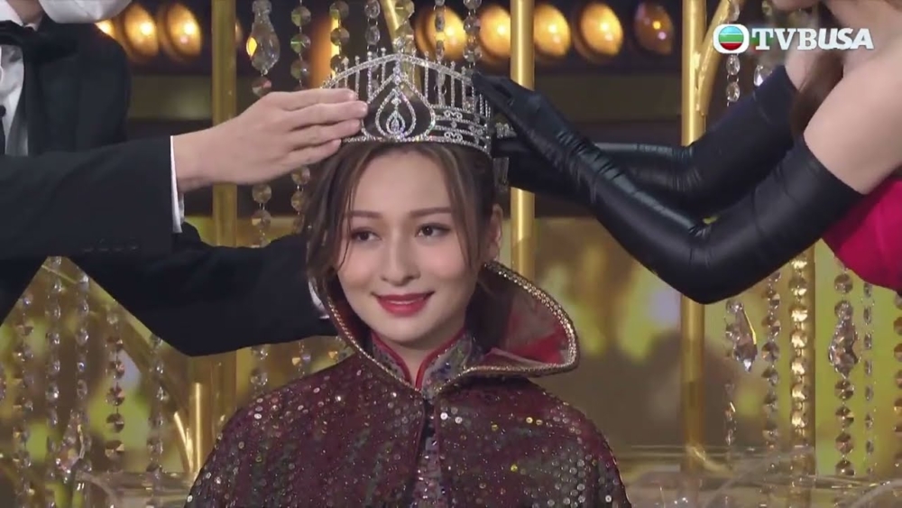 2022年冠軍林鈺洧嘅后冠同樣都無贊助商!