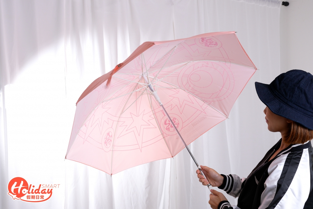 一打開抬頭望可看到雨傘内的魔法陣印花圖案。
